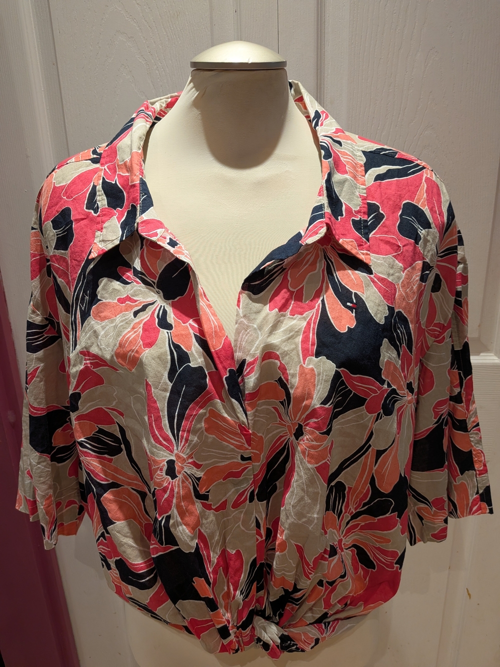 3 For $25 Tommy Hilfiger Coral Pink and Navy Floral Twist-Front Blouse Crop Top. - Picture 2 of 6